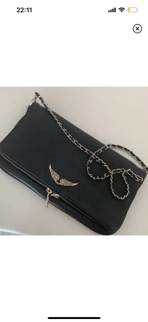 Zadig väska  - Säljer nu min Zadig väska. Köpt för ca 3500 ny. Allt på den är helt och fint, ända är att den tappat lite färgen på vingarna. Ni ser bild. Kan släppa för 1300 om de är snabb och lätt afärr