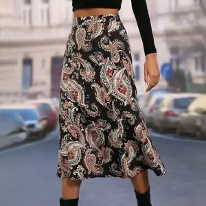 💫Helt ny kjol med paisleymönster!  🎡Endast testad, inga anmärkningar finns.  👾Säljer den då jag ej gillar färgerna och kan inte returnera.