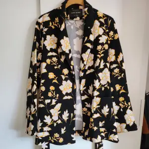 Beautiful floral black and yellow jacket from river island. There is also matching trousers in my listings. Worn only a handfull of times.