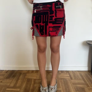 COOL Y2K KJOL - Suuuupercool kjol med unika detaljer i flera olika material.  Du kommer inte hitta något liknande, finns så många sätt att styla ❤️ Hör av dig om du har frågor!