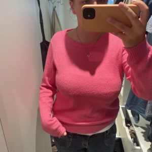 Rosa tröja  - Rosa stickad tröja som tyvärr inte komemr till användning. Svårt att fånga färgen på bild men de är mer lik färgen på första bilden! 