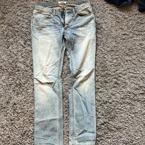 Lågmidjade jeans - Säljer dem här snygga jeansen från acne!Då dem har blivit för små tyvärr, köpt från secondhand ❣️💕