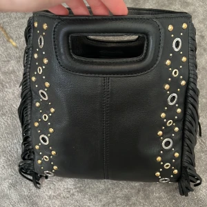 Maje väska  - Jag säljer min fina maje väska då den inte kommer till så mycket användning. Väskan är i fint skick, utan något slitage💗Med väskan kommer också ett väskband! Nypris: 2795kr🌟