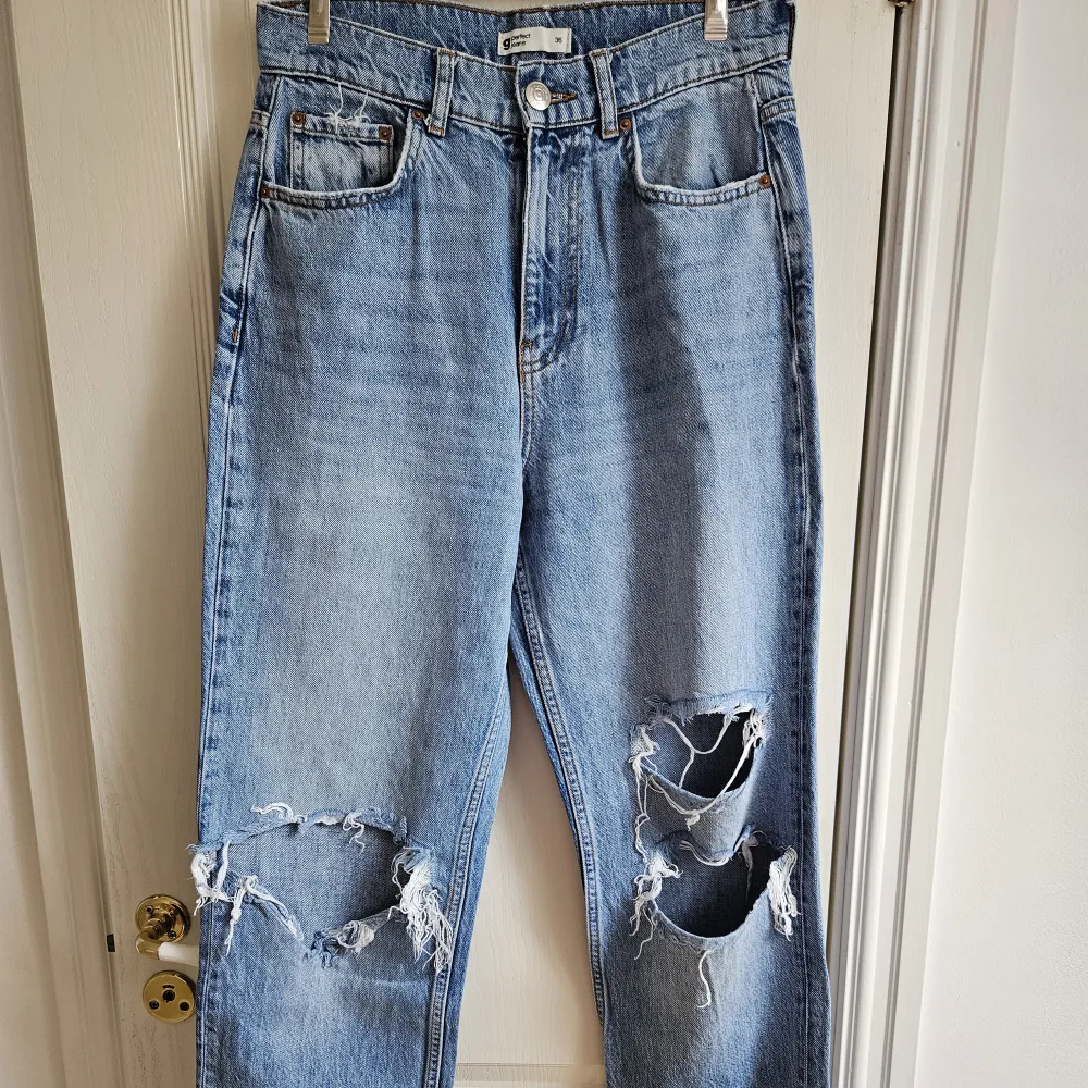 Superfina jeans från Gina Tricot, i mycket bra skick! Jeansen är i en ljusare blå färg. . Jeans & Byxor.