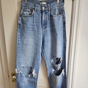 Gina Tricot Jeans  - Superfina jeans från Gina Tricot, i mycket bra skick! Jeansen är i en ljusare blå färg. 