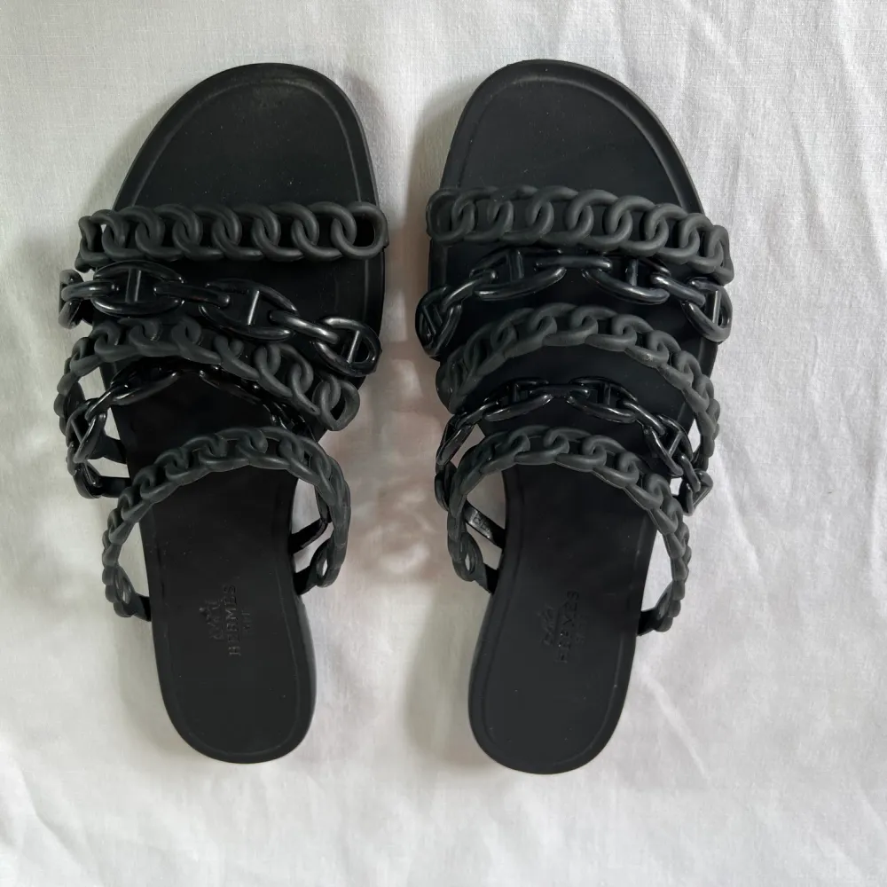 Hermés Rivage inspirerade sandaler i svart plast. Storlek 39. Dust bag medföljer. . Skor.