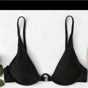 Bikinitopp - Säljer då den är för liten över brösten. Storlek L sitter som en 80C, plus/minus nån storlek. Inte använd.