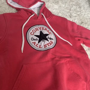 Converse Hoodie - Den är i väldigt bra skick. Tröjan är från Converse!🤗 Den är lite stiff, men rör man sig i den blir det bra 👍🏼Jag är runt 158 och brukar ha stora kläder på mig🙈 Skriv funderingar