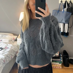 Stickad tröja  - Stickad tröja perfekt till hösten som aldrig är använd!🖤
