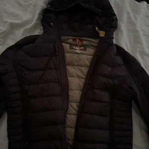 Parajumpers Jacka - Para Jumpers jacka i ganska bra skick. Nypris: 4000kr. Storlek XL men passar som både XL och L jag är 189cm och väger 78kg. Inte svårt att se den är äkta men koden funkar inte. Tveka inte på att höra av er för fler bilder eller frågor. 