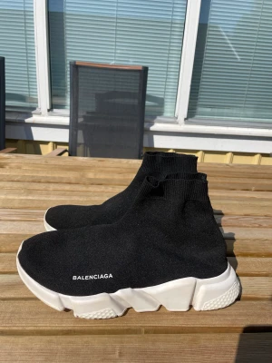 Balenciaga speed runners  - Storlek: 44 Skick: 9/10 Väldigt bra skick! 