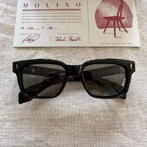 Säljer dessa Jacques Marie Mage solglasögonq Modellen heter Molino 55 Fantastiskt fina med otrolig kvalitet!  Nypris ligger på 9-10k Köpa i maj 2023 och är sparsamt använda.  Nr 616/700  Full Set med box, intyg, fodral mm