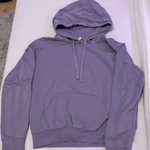 lila hoodie - En lila hoodie från hm i bra skick💜 :) Skriv om det finns några frågor!