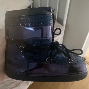 Moonboots - Säljer mina oanvända liknande moonboots. pga dom är för stora för mig. Helt omjöliga att få tag i då dem då dem inte säljs längre någonstans. Köpt för 1500kr. Kan även tänka mig sänka priset vid prisförslag.