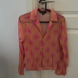 Blommig blus  - Rosa/orange blus från Primark. Fint skick. Polyester. 