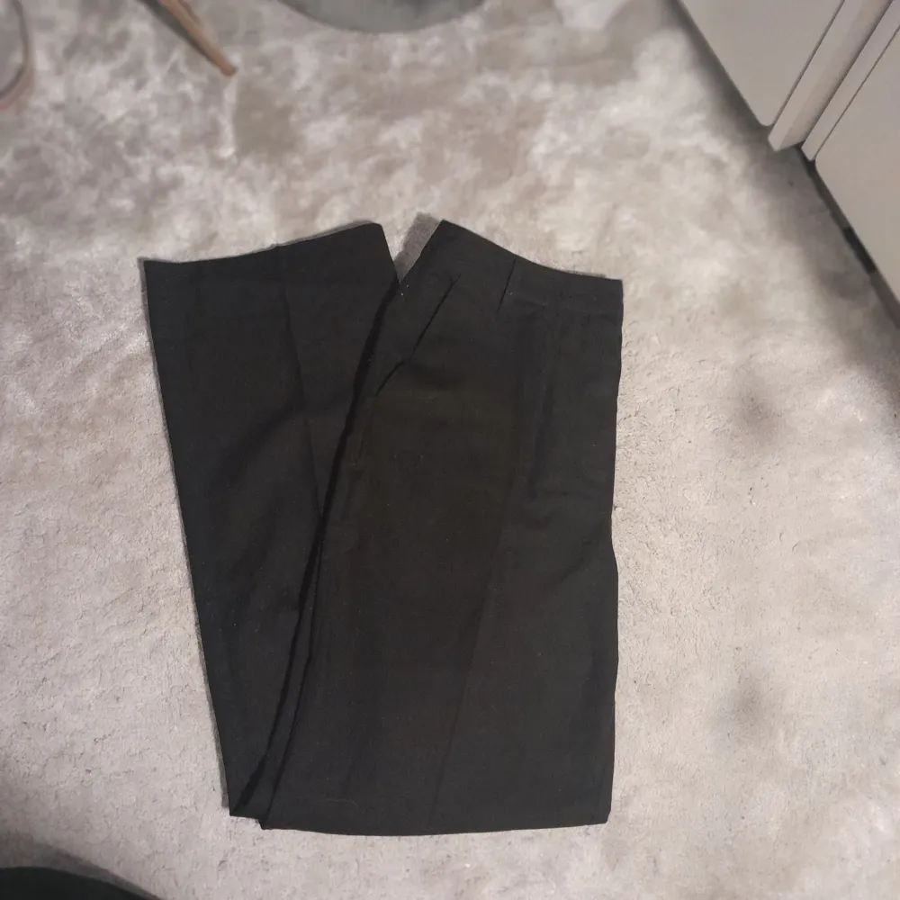 Ett par högmidjade, svarta straight fit Kostymbyxor från BIK BOK - I ny skick. Passar tyvärr inte och har därför inte blivit änvända.      Köptes för 500kr - Säljer. För 175 kr | Köparen står för frakten🤍 [Kan diskutera priset]. Kostymer.