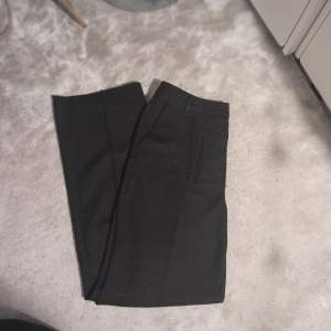 Ett par högmidjade, svarta straight fit Kostymbyxor från BIK BOK - I ny skick. Passar tyvärr inte och har därför inte blivit änvända.      Köptes för 500kr - Säljer. För 175 kr | Köparen står för frakten🤍 [Kan diskutera priset]