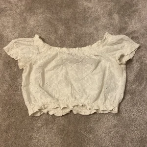 Vit croptop  - Vit croptop från HM . Använd några gånger Skriv privat för mer frågor<3