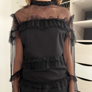 Topp - Så snygg långärmad fest/fin tröja, insydd på insidan för en mindre passform, inget som syns på utsidan. Använd 1-3 gånger och i fint skick, perfekt till fest/högtider eller till vardags 