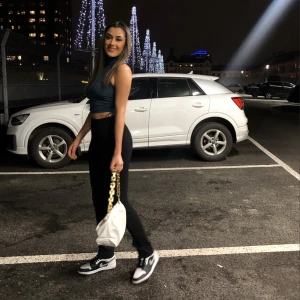 Svarta kostymbyxor med slits - Tajta kostymbyxor med dragkedja längst ner, ifall man vill ha öppet nertill eller bara ha det stängt. Sitter tajt men har stretch och går att både styla upp och ner. I storlek S från bikbok