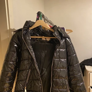 Glansig jacka - Glansig jacka från Nelly i nyskick. Nästan aldrig använd💕