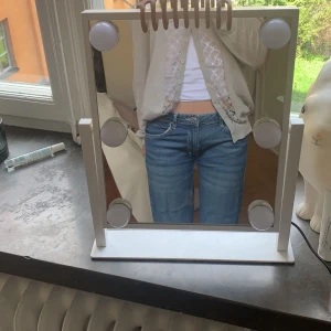 Lågmidjade jeans - Ett par blåa lågmidjade jeans i storlek S från h&m. De är i bra skick och är perfekta nu till hösten🤍Skriv om ni vill ha flera bilder