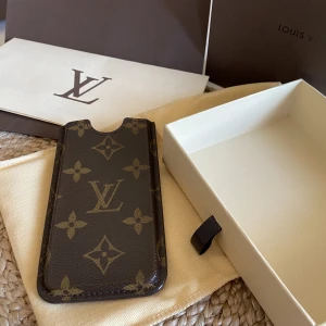 Louis Vuitton mobilskal iphone5s - Köpt i Paris 2014 till en iphone 5s i mycket bra skick då den är knappt använd. Tillkommer med original påse och lådan.  Original kvittot finns.