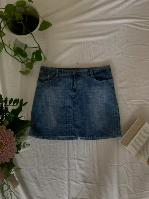 Jeanskjol  - ca 42 cm på höfterna, väldigt stretchig så funkar från storlek L-XXL