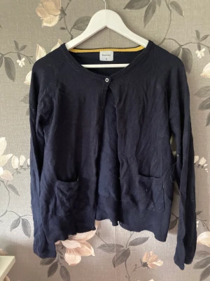 Fin kofta - Trendig och fin märkeskofta!😍  Tar endast Swish och postar så snabbt som möjligt!🤩