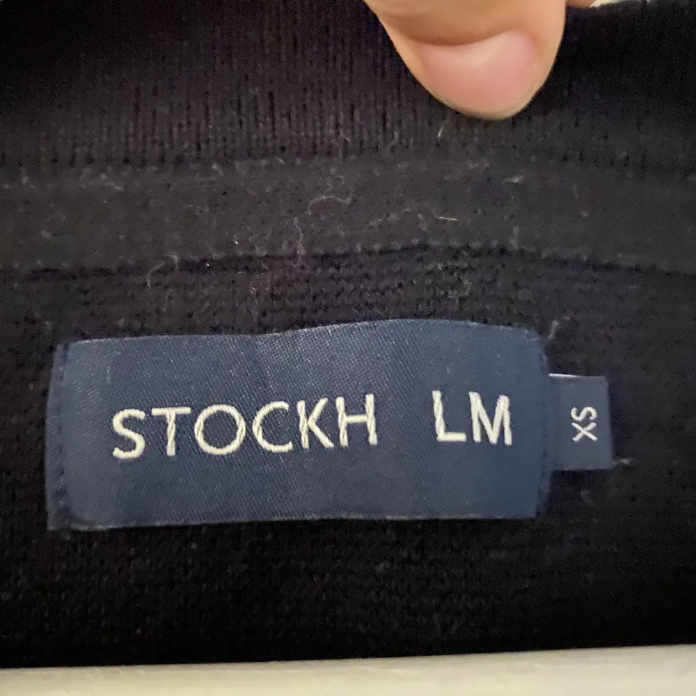 Säljer en super fin kofta ifrån STOCKHOLM LM med guldknappar!!💘. Tröjor & Koftor.