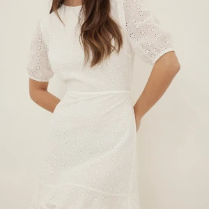 Klänning - Klänning från nakd, använd en gång på studenten. Super fint skick. 🤍 pris kan diskuteras, nypris 549kr