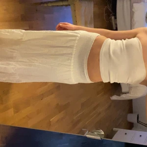  Vit långkjol - Säljer min supergulliga långa vita kjol. Köpt här på plick i våras. Lappen är inte kvar, men för mig att märket var lindex. Skulle säga att den passar xxs-m, då den är stretchig. Ca 80 cm lång.💞