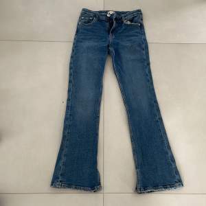 Super sköna och fina lågmidjade, bootcut jeans från Gina har använt dom ganska mycket så där med låga priset Säljer dom för att de är för små för mig💞
