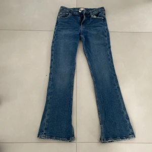 Lågmidjade jeans  - Super sköna och fina lågmidjade, bootcut jeans från Gina har använt dom ganska mycket så där med låga priset Säljer dom för att de är för små för mig💞