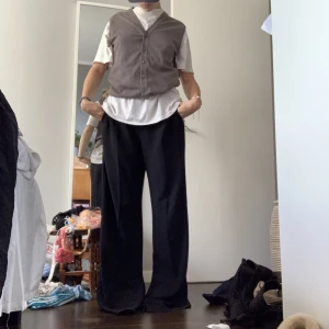 Stickad väst - Stickad väst som går o knäppa eller ha öppen, super snygg!   Obs..!! Gick sönder när jag tvätta pga ull, har ett litet hål. Meddela vid ytterligare bilder!