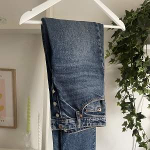 Populära midrise jeans från Zara i storlek 34🤍 knappt använda