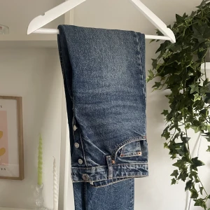 Midrise Zara jeans - Populära midrise jeans från Zara i storlek 34🤍 knappt använda