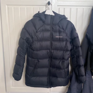 Peak performance jacka  - Säljer min peak performance jacka då den knappt kommit till användning .Finns inga skador på den eftersom den bara är använd ett fåtal gånger, så den är i ny skick! Nypris: 3800kr. Hör av dig vid frågor eller intresse!🤍