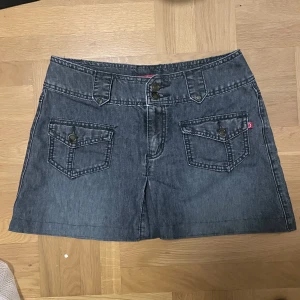 Jeanskjol - En jeanskjol som jag själv croppat till en miniskirt 💙 Fickor på både fram och baksida. Lågmidjad och stl 38