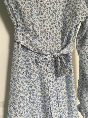 Blommig klänning - En jättefin blommig klänning som tyvärr var för liten för mig💗