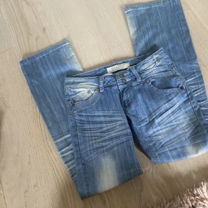 Low Waits jeans  - Supersnygga Lågmidjade jeans som tyvärr var för stora för mig💕köpta på Plick men som nya i skicket!(sista bilden är lånad från tjejen jag köpte av) innerbenslängden 84cm och midjemåttet är 83cm💕💕