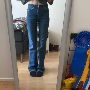 Gina jeans - En par flared jeans från Gina i storlek 32. Säljer pågrund av utrensning av garderob. använda ett par gånger men ändå i väldigt bra skick. Frakt ingår inte i priset.