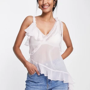 Trending volang-topp - Säljer denna trendiga, söta volang-topp i ljus lila/rosa. Har både i storlek 34 och 36. Helt oanvända med lapparna kvar🌸  Kan frakta för 29kr eller mötas upp i Göteborg☺️