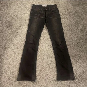Lågmidjade jeans - Säljer mina lågmidjade jeans som är för små, jätte fina annars💕 74 i midjemåttet och innerbenslängden 72 . 400kr  fri frakt💗