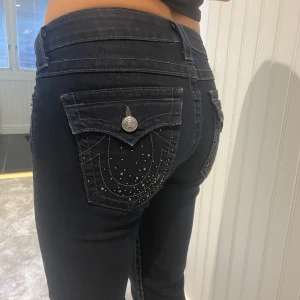 True Religion jeans  - Supersnygga true religion jeans i nyskick som tyvär inte passade. Midjemått tvärs över 42cm och innerbenslängd 77cm.  Skriv för frågor och fler bilder!💗 Pris går att diskutera😄