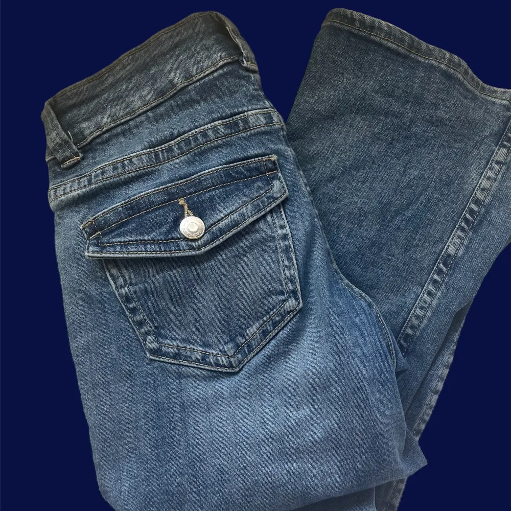 Jag säljer nu mina bootcut y2k jeans från Gina Tricot.  Storlek 32 och i nyskick, ser smutsiga ut på bilden men de är dom absolut inte för mer bilder kontakta mig i dm köptes för 450kr och säljer för 340kr +frakt . Jeans & Byxor.