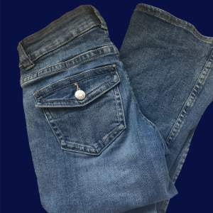 Jag säljer nu mina bootcut y2k jeans från Gina Tricot.  Storlek 32 och i nyskick, ser smutsiga ut på bilden men de är dom absolut inte för mer bilder kontakta mig i dm köptes för 450kr och säljer för 340kr +frakt 