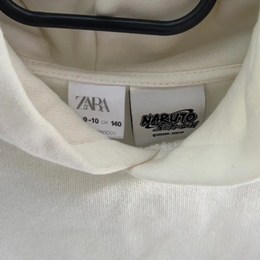 En krämvit hoodie från Zara i stl 140,  Den är helt ny Endast testad…. Finns inte att köpa längre i butiken . Hoodies.