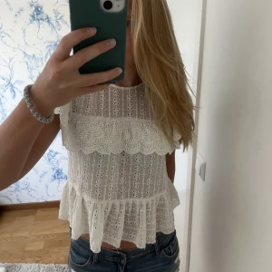 Vit blus - Jättefin blus köpt second hand! Passar xs-s