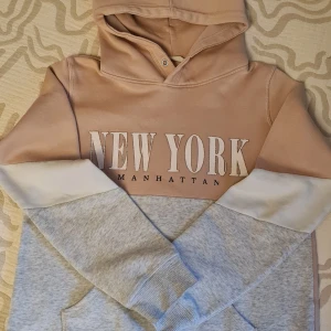 En fin tjocktröja från HM. 40kr + frakt. - Tröjan är nästan helt ny. Har använt några gånger. Den är ifrån HM och är i storlek 170